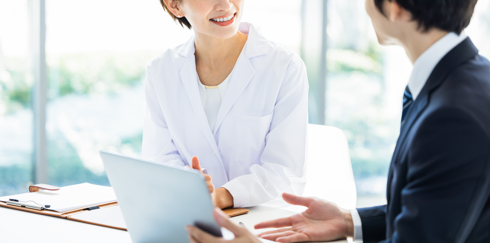 ビジネス 病院　医師　研究　MR 打合せ_M